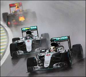 Hamilton vence GP do Brasil atribulado