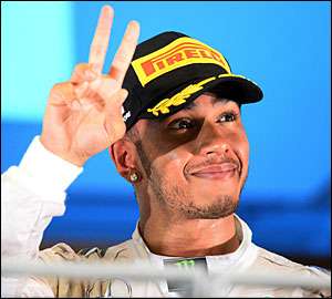 Hamilton vence e lidera campeonato
