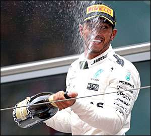 Lewis Hamilton regressa aos triunfos na China