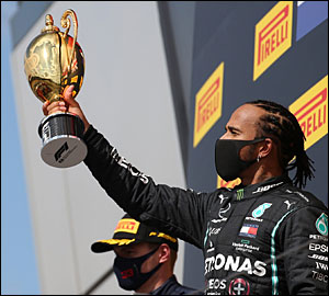 Hamilton triunfa em Silverstone…em 3 rodas!