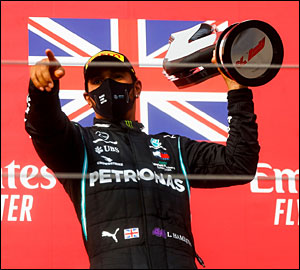 Triunfo de Hamilton entrega título à Mercedes